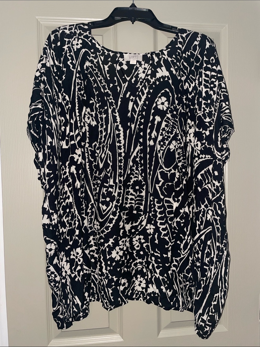 LOFT Black and Tan Lightweight Wrap